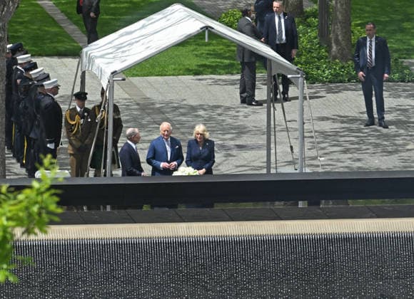 April 29, 2026, New York, New York, USA: April 29, 2026 - New York, NY, USA - King Charles and Queen Camilla lay flowers at the edge of the World Trade Center basin to honor the victims of the 9-11 terrorist attack during their royal visit to New York City. They are accompanied by Former Mayor Bloomberg. (Photo: Andrea RENAULT Zuma Press) New York USA - ZUMAg115 20260429_faf_g115_007 Copyright: xAndreaxRenaultx