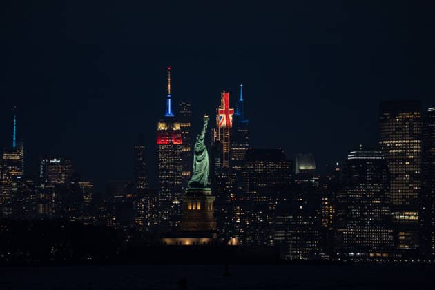 NYC Landmarks Glow in UK Colors for Royal Visit NEW YORK, USA – APRIL 29: The Empire State Building and JPMorgan Chase Building were illuminated in the colors of the United Kingdom flag on Tuesday, April 29, in honor of the visit of King Charles III and Queen Camilla to New York City. Lokman Vural Elibol Anadolu New York United States. Editorial use only. Please get in touch for any other usage.  Copyright: x2026xAnadoluxLokmanxVuralxElibolx