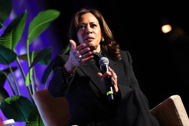 BEVERLY HILLS, CALIFORNIA - APRIL 29: Kamala Harris speaks at the Public Counsel Awards Dinner on April 29, 2026 in Beverly Hills, California. Credit: USA  - ZUMAa123 20260429_zaa_a123_234 Copyright: xAdMediax