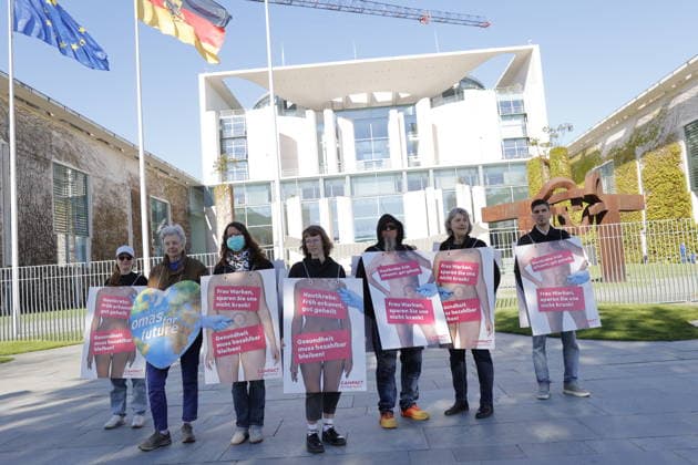 Deutschland, Berlin, Demonstration vor dem Bundeskanzleramt, Campact, Hautkrebsvorsorge retten! *** Germany, Berlin, Demonstration in front of the Federal Chancellery, Campact, Save skin cancer screening