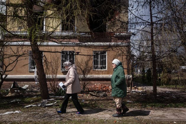 Aftermath Of Russian Drone Attack In Shostka Residents pass in front of a destroyed and charred building following a reported drone strike in Shostka, Sumy region, Ukraine. Shostka Ukraine  Copyright: xFranciscoxRichartxBarbeirax originalFilename: barbeira-notitle260429_npVxe.jpg
