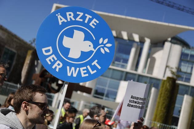 Deutschland, Berlin, Demonstration vor dem Bundeskanzleramt, Gewerkschaft ver.di, Nein zu Nina Warkens Sparpaket - keine Kürzungen in Gesundheit und Pflege! *** Germany, Berlin, Demonstration in front of the Federal Chancellery, ver di trade union, No to Nina Warkens austerity package no cuts in health and care