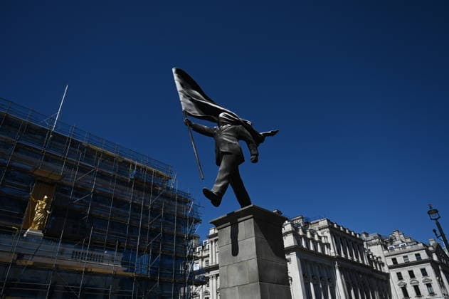 An artwork believed to be by Banksy spotted in London LONDON, UNITED KINGDOM - APRIL 30: A view of an artwork believed to be by the artist Banksy at Waterloo Place in central London, United Kingdom, on April 30, 2026. The approximately 25-meter-tall sculpture, thought to have been installed overnight in the St James’s area near Mayfair, has not been officially confirmed as a Banksy piece. Rasid Necati Aslim Anadolu London United Kingdom. Editorial use only. Please get in touch for any other usage.  Copyright: x2026xAnadoluxRasidxNecatixAslimx