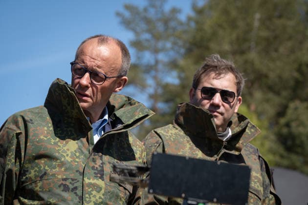 Bundeskanzler Friedrich Merz (links) mit seinem Vizekanzler und Bundesfinanzminister Lars Klingbeil;Bundeskanzler Friedrich Merz besucht das Heer der Bundeswehr, Munster Niedersachsen Deutschland Truppenübungsplatz Munster *** Federal Chancellor Friedrich Merz on the left with his Vice-Chancellor and Federal Finance Minister Lars Klingbeil Federal Chancellor Friedrich Merz visits the Bundeswehr army, Munster Lower Saxony Germany Munster military training area
