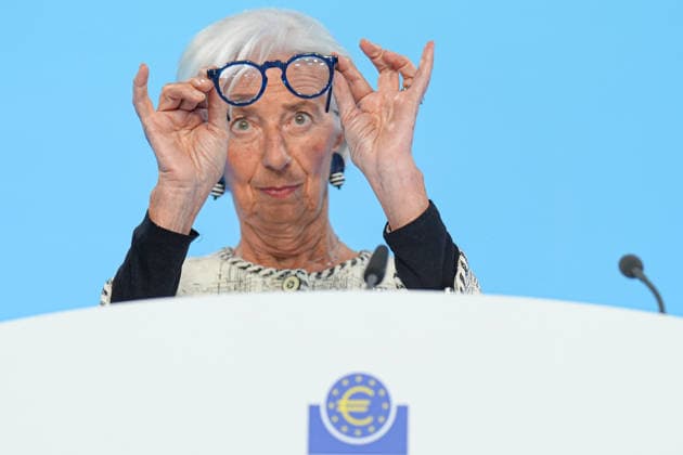 Pressekonferenz der Europaeischen Zentralbank (EZB) zur Zinsentscheidung EZB Praesidentin Christine Lagarde prueft nochmal die Klarheit und sauberen Glaeser ihrer Brille bei der Pressekonferenz zur Zinsentscheidung der Europaeischen Zentralbank (EZB), Frankfurt am Main, 30.04.2026 Frankfurt am Main Hessen Deutschland *** Press conference of the European Central Bank ECB on the interest rate decision ECB President Christine Lagarde once again checks the clarity and clean glasses of her glasses at the press conference on the interest rate decision of the European Central Bank ECB , Frankfurt am Main, 30 04 2026 Frankfurt am Main Hessen Germany