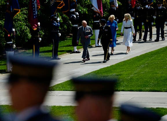 King Charles III and Queen Camilla arrive to participate in a Wreath Laying Ceremony at the Tomb of the Unknown Solider at Arlington National Cemetery in Arlington, Virginia on Thursday, April 30, 2026. The King and Queen are ending their four-day state visit to the U.S. in Virginia before returning to the U.K. this evening.  ARL20260430232 BONNIExCASH