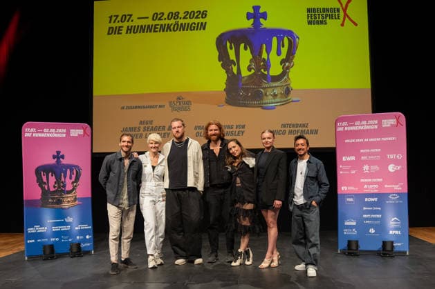 Nibelungen-Festspielen Worms 2026. v.l.: Vinzenz Wagner, Anna Martine Freeman, Alexander Wolfe, Aram Tafreshian, Alice Merton, Maria-Victoria Dragus, Miguel Hernando Torres Umba bei der Pressekonferenz am 30.04.2026 zu den Nibelungen-Festspielen Worms 2026 im DasWormser, bei der das neue Stueck Die Hunnenkönigin praesentiert wurde. Worms DasWormser Rheinland-Pfalz *** Nibelungen Festival Worms 2026 from left Vinzenz Wagner, Anna Martine Freeman, Alexander Wolfe, Aram Tafreshian, Alice Merton, Maria Victoria Dragus, Miguel Hernando Torres Umba at the press conference on 30 April 2026 for the Nibelungen Festival Worms 2026 at DasWormser, where the new play Die Hunnenkönigin was presented Worms DasWormser Rheinland Pfalz