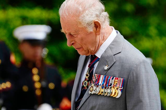 King Charles III participates in a Wreath Laying Ceremony at the Tomb of the Unknown Solider at Arlington National Cemetery in Arlington, Virginia on Thursday, April 30, 2026. The King and Queen are ending their four-day state visit to the U.S. in Virginia before returning to the U.K. this evening.  ARL2026043024363 BONNIExCASH