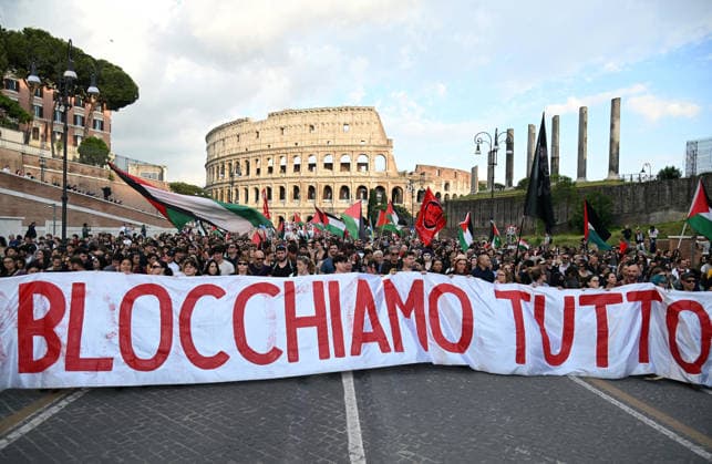 April 30, 2026, Rome, ITALY: Manifestazione per la Palestina dopo il blocco della Sumud Flottilla.Roma, 30 aprile 2026. People attend the demonstration for Palestine and against all war in support of the Flotilla , which started from the Colosseum, in Rome, Italy, 30 April 2026. ANSA FABIO CIMAGLIA Rome ITALY  - ZUMAa110 20260430_zaf_a110_012 Copyright: xFabioxCimagliax