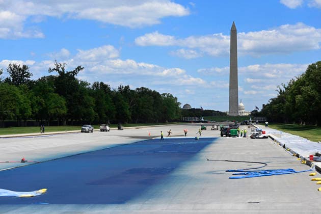 President Trump ordered the basin of the Lincoln Memorial Reflecting Pool to be painted blue Workers spray a blue coating on the basin of the Lincoln Memorial Reflecting Pool following an order by US President Donald Trump, on April 30, 2026 in Washington, DC. Photo by Olivier Douliery ABACAPRESS.COM Washington DC United States  Copyright: xDoulieryxOlivier ABACAx