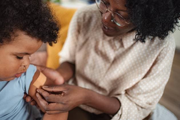 Ein Arzt gibt seiner Familie Gesundheitsratschläge A caring doctor giving healthcare advice to family providing medical care and advice in a family home setting. (License=RF) ,model released, Symbolfoto Copyright: xZoonar.com JelenaxCvetkovicx 24971897 ,model released, Symbolfoto ,property released