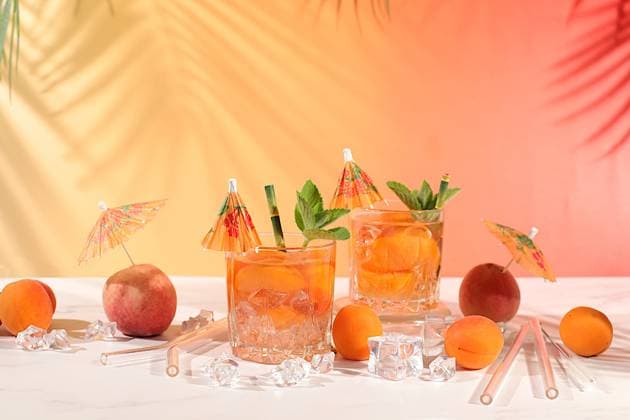 Modernes Stillleben mit Früchten. Royal Limonade Cocktail mit Pfirsich, Aprikose, Mojito mit Tequila, Gin, Rum, Eis und frischer Minze, Bar und Party-Konzept, Restaurant und Café Werbekarte Modern still life with fruits. Royal lemonade cocktail with peach, apricot, mojito with tequila, gin, rum, ice and fresh mint, bar and party concept, restaurant and cafe advertising card, (License=RF) Copyright: xZoonar.com SvetlanaxBalynx 24975485