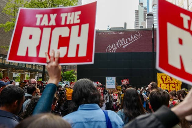 New York, NY- April 30: Tax The Rich Rally At Gov. Kathy HochulÃ¢â‚¬â ¢s Midtown Manhattan Office on April 30, 2026 Credit: Camara Porter USA  - ZUMAa123 20260430_zaa_a123_026 Copyright: xAdMediax