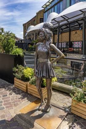 London, Großbritannien 20. Mai 2025: Bronzedenkmal für Amy Winehouse auf dem Stables Market London, United Kingdom - 20 May 2025: Bronze memorial of Amy Winehouse at Stables Market Copyright: imageBROKER MarianoxGaspar ibxmog16740756.jpg