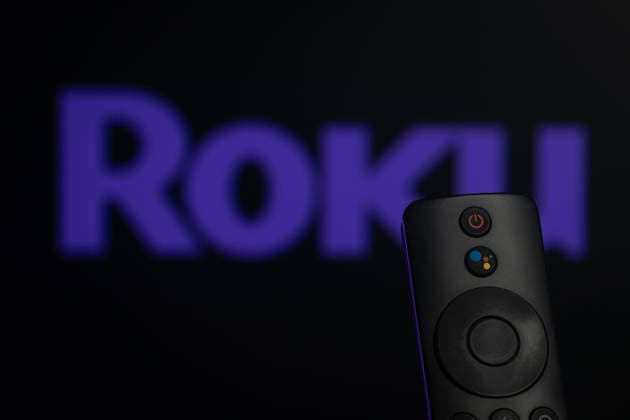 Dhaka, Bangladesch ? 21. Januar 2026: Nahaufnahme einer Smart-TV-Fernbedienung vor einem verschwommenen Roku-Logo. Dhaka, Bangladesh- 21 Jan 2026: Close-up of a smart TV remote control against a blurred Roku logo. (License=RM) Copyright: xZoonar.com MojahidxMottakinx 24985977