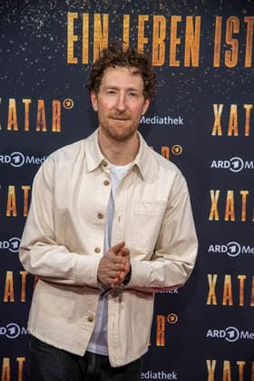 ABB XATAR Louis Klamroth ARD TV presenter on the red carpet at the premiere of the ARD TV documentary series Xatar Ein Leben ist nicht Genug at Friedrichstrasse112 on April 30, 20236 in Berlin Berlin Germany