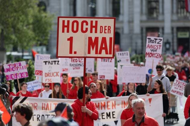 News Bilder des Tages 1 MAY 2026 – VIENNA REGION – INTERNATIONAL WORKERS’ DAY May Day celebrations begin as participants march past the Rathaus, greeting the mayors during the traditional parade. VIENNA VIENNA VIENNA AUSTRIA