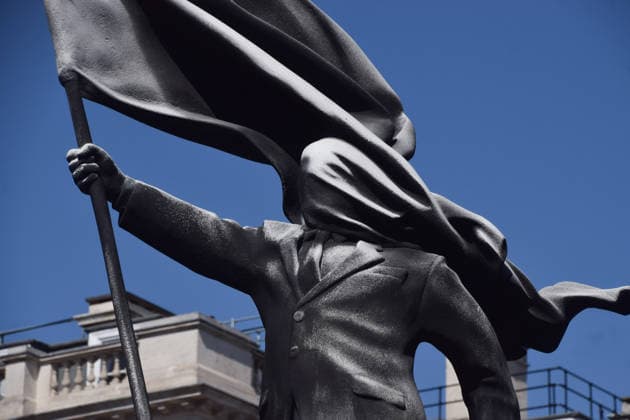 News Bilder des Tages May 1, 2026, London, England, United Kingdom: Crowds flock to see the Banksy statue, depicting a man holding a flag which covers his face, in Waterloo Place in Central London. A protective barrier was erected around the sculpture after the elusive street artist confirmed that he created the artwork. London United Kingdom - ZUMAv130 20260501_zip_v130_016 Copyright: xVukxValcicx