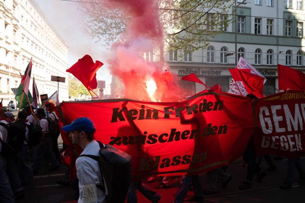 News Bilder des Tages Leipzig 1. Mai Demonstration zieht unter Polizeischutz durch die Stadt im Foto: 15.30 Uhr: Aufzug unter dem Motto Revolutionäre 1. Mai-Demonstration von der Karl-Liebknecht-Straße über die Petersstraße zum Wilhelm-Leuschner-Platz sowie weitergehend über den Innenstadtring und die Wintergarten- sowie Rosa-Luxemburg-Straße bis zur Eisenbahnstraße (Bereich Rabet). Angemeldet sind rund 1.500 Teilnehmer. Aufgrund von Pyrotechnik wurde der Aufzug jedoch gestoppt. In der Spitze nahmen nach Behördenangaben rund 4.500 Teilnehmer an der Demonstration teil. Am 1. Mai sind in Leipzig zahlreiche Demonstrationen und Kundgebungen geplant. Anlass ist der bundesweit begangene Tag der Arbeit, an dem traditionell Menschen für bessere Copyright: xEHLxMediax 20260501_demonstration-antifademo-leipzig_3