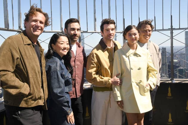 Entertainment Bilder des Tages NEW YORK, NY - MAY 1: Jason Segel, Sherry Cola, Brett Goldstein, Michael Urie, Lukita Maxwell and Ted McGinley pictured as Apple TV™s Shrinking cast visit the Empire State Building in celebration of Its Third Season on May 1, 2026 in New York City. Copyright: xmpi099 MediaPunchx
