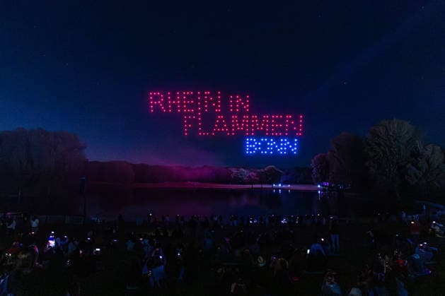 Rhein in Flammen in Bonn - 01.05.26. Die 40. Auflage von Rhein in Flammen in der Bonner Rheinaue: Der Freitagabend endet mit der Drohnenshow Ludwig reist um die Welt. Die Show wurde aus dem Vorjahr nachgeholt, nachdem sie damals aus technischen Gründen nicht stattfinden konnte. Bonn Gronau Nordrhein-Westfalen Deutschland *** Rhine in Flames in Bonn 01 05 26 The 40th edition of Rhine in Flames in Bonns Rheinaue Friday evening ends with the drone show Ludwig travels around the world The show was made up for from the previous year after it could not take place for technical reasons Bonn Gronau North Rhine-Westphalia Germany Copyright: xMarcxJohnx