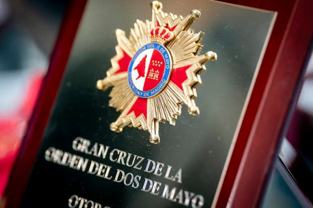Presentation of the Grand Crosses of the Order of Dos de Mayo Detail of the Grand Cross of the Order of Dos de Mayo during the presentation of the Grand Crosses of the Order of Dos de Mayo, at the Puerta del Sol in Madrid, on May 2, 2026, in Madrid Spain The Governing Council of the Community of Madrid awards the Grand Cross of the Order of Dos de Mayo to 14 personalities, institutions and social entities in recognition of their professional careers, solidarity and example 02 MAY 2026 A Pé Espana  Copyright: xA.xPÃ rezxMecax 7492168