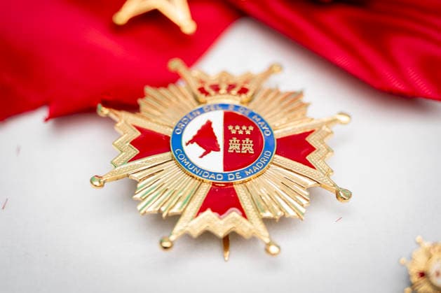 Presentation of the Grand Crosses of the Order of Dos de Mayo Detail of the Grand Cross of the Order of Dos de Mayo during the presentation of the Grand Crosses of the Order of Dos de Mayo, at the Puerta del Sol in Madrid, on May 2, 2026, in Madrid Spain The Governing Council of the Community of Madrid awards the Grand Cross of the Order of Dos de Mayo to 14 personalities, institutions and social entities in recognition of their professional careers, solidarity and example 02 MAY 2026 A Pé Espana  Copyright: xA.xPÃ rezxMecax 7492169