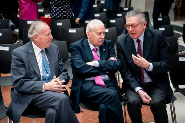 Presentation of the Grand Crosses of the Order of Dos de Mayo The former Mayor of Madrid, Alberto Ruiz Gallardón, during the presentation of the Grand Crosses of the Order of Dos de Mayo, at the Puerta del Sol in Madrid, on May 2, 2026, in Madrid Spain The Governing Council of the Community of Madrid awards the Grand Cross of the Order of Dos de Mayo to 14 personalities, institutions and social entities in recognition of their professional careers, solidarity and example 02 MAY 2026 A Pé Espana  Copyright: xA.xPÃ rezxMecax 7492176