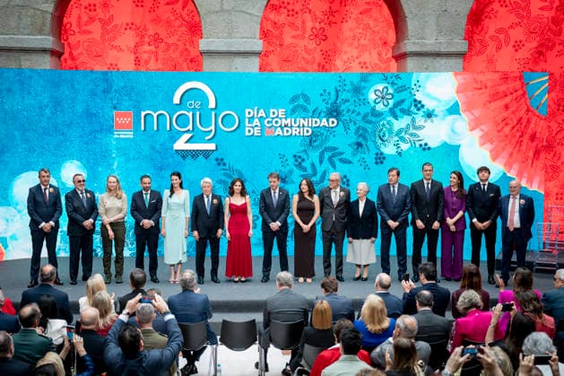 Presentation of the Grand Crosses of the Order of Dos de Mayo The President of the Community of Madrid, Isabel Díaz Ayuso, and the magician Jorge Blas, during the presentation of the Grand Crosses of the Order of Dos de Mayo, at the Puerta del Sol in Madrid, on May 2, 2026, in Madrid Spain The Governing Council of the Community of Madrid awards the Grand Cross of the Order of Dos de Mayo to 14 personalities, institutions and social entities in recognition of their professional careers, solidarity and example 02 MAY 2026 A Pé Espana  Copyright: xA.xPÃ rezxMecax 7492507