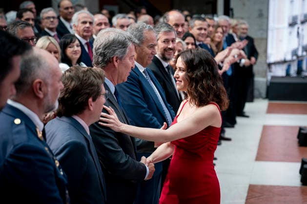 Presentation of the Grand Crosses of the Order of Dos de Mayo The President of the Community of Madrid, Isabel Díaz Ayuso, greets the President of the PP, Alberto Núnez Feijóo, during the presentation of the Grand Crosses of the Order of Dos de Mayo, at the Puerta del Sol in Madrid, on May 2, 2026, in Madrid Spain The Governing Council of the Community of Madrid awards the Grand Cross of the Order of Dos de Mayo to 14 personalities, institutions and social entities in recognition of their professional careers, solidarity and example 02 MAY 2026 A Pé Espana Copyright: xA.xPÃ rezxMecax 7492508