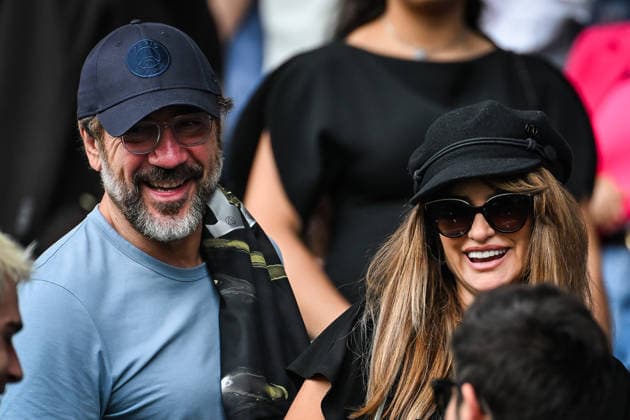 May 2, 2026, Paris, France, France: Penelope CRUZ with her husband Javier BARDEM during the Ligue 1 match between Paris Saint-Germain (PSG) and FC Lorient at Parc des Princes Stadium on May 02, 2026 in Paris, France. Paris France - ZUMAm308 20260502_zsp_m308_013 Copyright: xMatthieuxMirvillex
