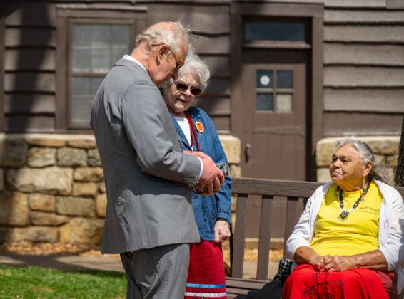 May 2, 2026, Front Royal, Va, United States: King Charles III of the United Kingdom, meets with Monican Indian Nation Tribal Chief Diane Shields, 78, and tribe elder Bertie Branham, 83, during a visit to Shenandoah National Park as Superintendent Tracy Stakely, left, looks on during a visit to the Dickey Ridge section, April 30, 2026 in Front Royal, Virginia. Front Royal United States - ZUMAp138 20260502_zaa_p138_072 Copyright: xShenandoahnps NationalxParkx