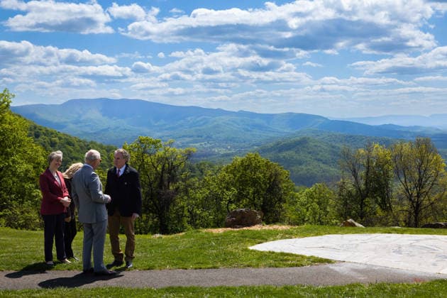 May 2, 2026, Front Royal, Va, United States: King Charles III of the United Kingdom, center, takes in the view from an overlook with Park Superintendent Tracy Stakely, right, and British Foreign Secretary Yvette Cooper, left, during a visit to the Shenandoah National Park Dickey Ridge section, April 30, 2026 in Front Royal, Virginia. The King is visiting in celebration of the 250th anniversary of American independence. Front Royal United States - ZUMAp138 20260502_zaa_p138_066 Copyright: xAndrewxKing UsxInteriorx