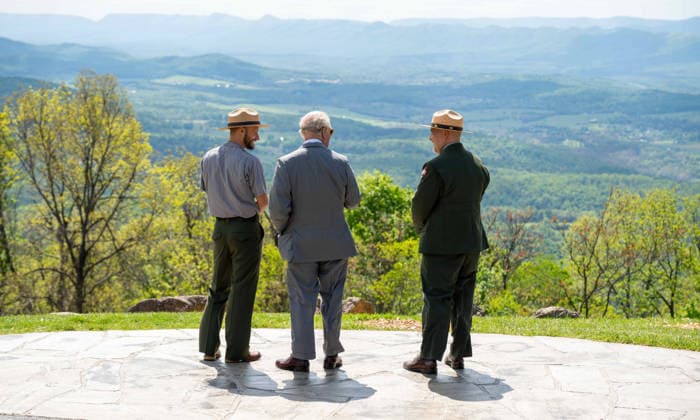 May 2, 2026, Front Royal, Va, United States: King Charles III of the United Kingdom, center, takes in the view from an overlook with Park Ranger Evan Childress, left, and Superintendent Tracy Stakely, right, during a visit to the Shenandoah National Park Dickey Ridge section, April 30, 2026 in Front Royal, Virginia. The King is visiting in celebration of the 250th anniversary of American independence. Front Royal United States - ZUMAp138 20260502_zaa_p138_065 Copyright: xShenandoahnps NationalxParkx