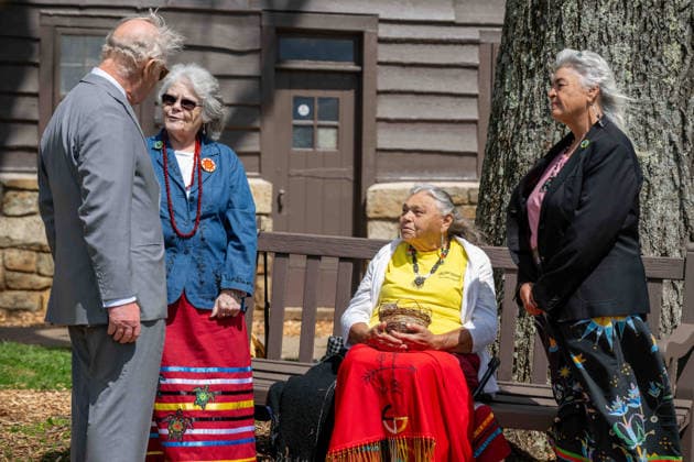 May 2, 2026, Front Royal, Va, United States: King Charles III of the United Kingdom, meets with Monican Indian Nation Tribal Chief Diane Shields, 78, tribe elder Bertie Branham, 83, and Director of Monican Indian museum Sue Elliott, 68, during a visit to Shenandoah National Park as Superintendent Tracy Stakely, left, looks on during a visit to the Dickey Ridge section, April 30, 2026 in Front Royal, Virginia. Front Royal United States - ZUMAp138 20260502_zaa_p138_068 Copyright: xShenandoahnps NationalxParkx