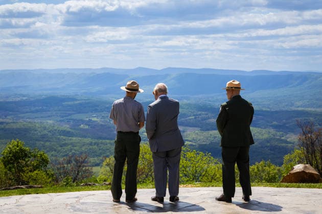 May 2, 2026, Front Royal, Va, United States: King Charles III of the United Kingdom, center, takes in the view from an overlook with Park Ranger Evan Childress, left, and Superintendent Tracy Stakely, right, during a visit to the Shenandoah National Park Dickey Ridge section, April 30, 2026 in Front Royal, Virginia. The King is visiting in celebration of the 250th anniversary of American independence. Front Royal United States - ZUMAp138 20260502_zaa_p138_061 Copyright: xAndrewxKing UsxInteriorx