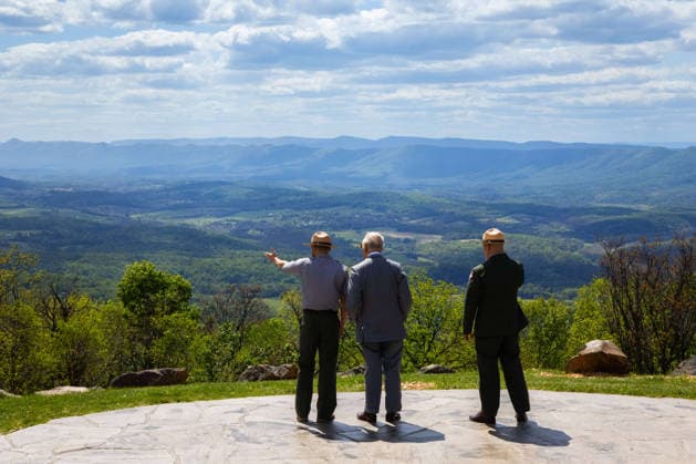 May 2, 2026, Front Royal, Va, United States: King Charles III of the United Kingdom, center, takes in the view from an overlook with Park Ranger Evan Childress, left, and Superintendent Tracy Stakely, right, during a visit to the Shenandoah National Park Dickey Ridge section, April 30, 2026 in Front Royal, Virginia. The King is visiting in celebration of the 250th anniversary of American independence. Front Royal United States - ZUMAp138 20260502_zaa_p138_059 Copyright: xAndrewxKing UsxInteriorx