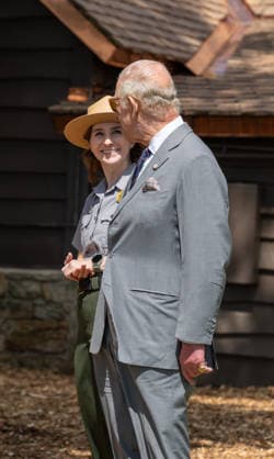 May 2, 2026, Front Royal, Va, United States: King Charles III of the United Kingdom, chats with ranger Carly Adams, left, during a visit to Shenandoah National Park Dickey Ridge section, April 30, 2026 in Front Royal, Virginia. The King is visiting in celebration of the 250th anniversary of American independence. Front Royal United States - ZUMAp138 20260502_zaa_p138_051 Copyright: xShenandoahnps NationalxParkx