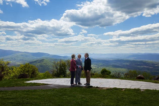 May 2, 2026, Front Royal, Va, United States: King Charles III of the United Kingdom, center, takes in the view from an overlook with Park Superintendent Tracy Stakely, right, and British Foreign Secretary Yvette Cooper, left, during a visit to the Shenandoah National Park Dickey Ridge section, April 30, 2026 in Front Royal, Virginia. The King is visiting in celebration of the 250th anniversary of American independence. Front Royal United States - ZUMAp138 20260502_zaa_p138_053 Copyright: xAndrewxKing UsxInteriorx