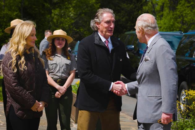 May 2, 2026, Front Royal, Va, United States: U.S. Interior Secretary Doug Burgum, center, welcomes King Charles III of the United Kingdom, right, as Kathryn Burgum, left, looks on during his arrival to Shenandoah National Park, April 30, 2026 in Front Royal, Virginia. The King is visiting in celebration of the 250th anniversary of American independence. Front Royal United States - ZUMAp138 20260502_zaa_p138_039 Copyright: xAndrewxKing InteriorxDepartmentx