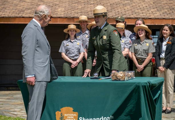 May 2, 2026, Front Royal, Va, United States: King Charles III of the United Kingdom, left, is made an honorary junior ranger by Kirsten Talken-Spaulding, deputy regional director for the National Park Service, during a visit to the Shenandoah National Park Dickey Ridge section, April 30, 2026 in Front Royal, Virginia. The King is visiting in celebration of the 250th anniversary of American independence. Front Royal United States - ZUMAp138 20260502_zaa_p138_040 Copyright: xShenandoahnps NationalxParkx