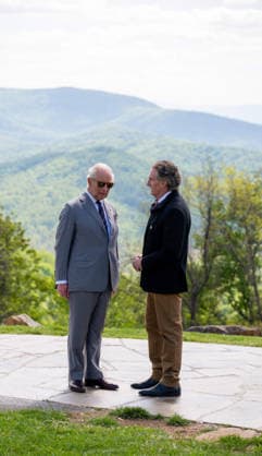 May 2, 2026, Front Royal, Va, United States: King Charles III of the United Kingdom, left, with U.S Interior Secretary Doug Burgum, right, during a visit to the Shenandoah National Park Dickey Ridge section, April 30, 2026 in Front Royal, Virginia. The King is visiting in celebration of the 250th anniversary of American independence. Front Royal United States - ZUMAp138 20260502_zaa_p138_041 Copyright: xShenandoahnps NationalxParkx