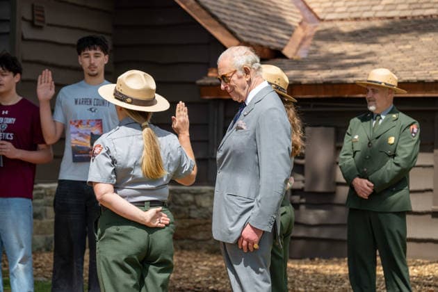 May 2, 2026, Front Royal, Va, United States: King Charles III of the United Kingdom, watches a swearing-in for junior rangers as Kirsten Talken-Spaulding, deputy regional director for the National Park Service performs the ceremony during a visit to the Shenandoah National Park Dickey Ridge section, April 30, 2026 in Front Royal, Virginia. The King is visiting in celebration of the 250th anniversary of American independence. Front Royal United States - ZUMAp138 20260502_zaa_p138_042 Copyright: xShenandoahnps NationalxParkx
