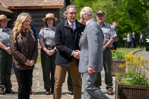 May 2, 2026, Front Royal, Va, United States: U.S. Interior Secretary Doug Burgum, right, welcomes King Charles III of the United Kingdom on arrival for a visit to Shenandoah National Park, April 30, 2026 in Front Royal, Virginia. The King is visiting in celebration of the 250th anniversary of American independence. Front Royal United States - ZUMAp138 20260502_zaa_p138_046 Copyright: xShenandoahnps NationalxParkx
