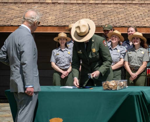 May 2, 2026, Front Royal, Va, United States: King Charles III of the United Kingdom, left, is made an honorary junior ranger by Kirsten Talken-Spaulding, deputy regional director for the National Park Service, during a visit to the Shenandoah National Park Dickey Ridge section, April 30, 2026 in Front Royal, Virginia. The King is visiting in celebration of the 250th anniversary of American independence. Front Royal United States - ZUMAp138 20260502_zaa_p138_036 Copyright: xShenandoahnps NationalxParkx