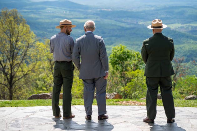 May 2, 2026, Front Royal, Va, United States: King Charles III of the United Kingdom, center, takes in the view from an overlook with Park Ranger Evan Childress, left, and Superintendent Tracy Stakely, right, during a visit to the Shenandoah National Park Dickey Ridge section, April 30, 2026 in Front Royal, Virginia. The King is visiting in celebration of the 250th anniversary of American independence. Front Royal United States - ZUMAp138 20260502_zaa_p138_037 Copyright: xShenandoahnps NationalxParkx
