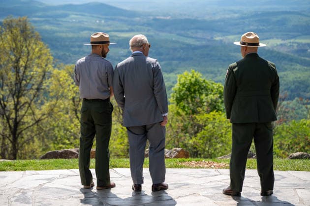 May 2, 2026, Front Royal, Va, United States: King Charles III of the United Kingdom, center, takes in the view from an overlook with Park Ranger Evan Childress, left, and Superintendent Tracy Stakely, right, during a visit to the Shenandoah National Park Dickey Ridge section, April 30, 2026 in Front Royal, Virginia. The King is visiting in celebration of the 250th anniversary of American independence. Front Royal United States - ZUMAp138 20260502_zaa_p138_033 Copyright: xShenandoahnps NationalxParkx