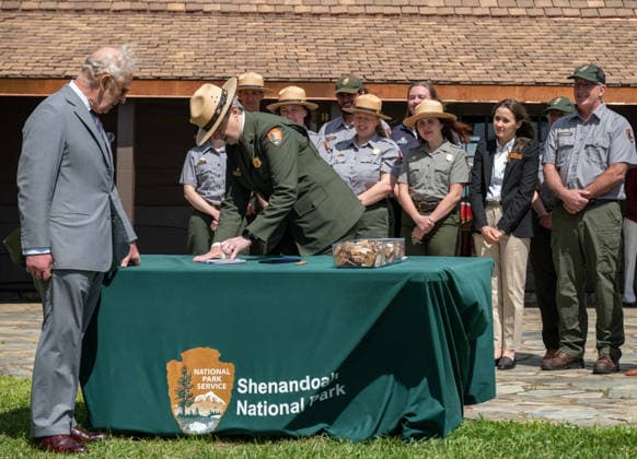 May 2, 2026, Front Royal, Va, United States: King Charles III of the United Kingdom, left, is made an honorary junior ranger by Kirsten Talken-Spaulding, deputy regional director for the National Park Service, during a visit to the Shenandoah National Park Dickey Ridge section, April 30, 2026 in Front Royal, Virginia. The King is visiting in celebration of the 250th anniversary of American independence. Front Royal United States - ZUMAp138 20260502_zaa_p138_026 Copyright: xShenandoahnps NationalxParkx