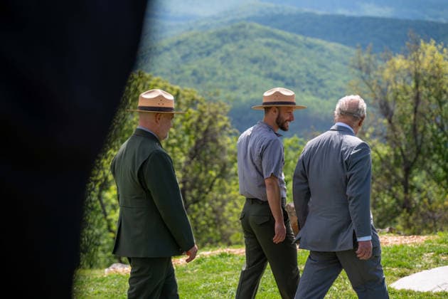 May 2, 2026, Front Royal, Va, United States: King Charles III of the United Kingdom, right, is given a tour by Park Ranger Evan Childress, center, as Tracy Stakely, Superintendent of Shenandoah National Park, left, joins in during a visit to the Shenandoah National Park Dickey Ridge section, April 30, 2026 in Front Royal, Virginia. The King is visiting in celebration of the 250th anniversary of American independence. Front Royal United States - ZUMAp138 20260502_zaa_p138_023 Copyright: xShenandoahnps NationalxParkx