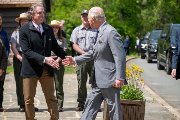 May 2, 2026, Front Royal, Va, United States: U.S. Interior Secretary Doug Burgum, right, welcomes King Charles III of the United Kingdom on arrival for a visit to Shenandoah National Park, April 30, 2026 in Front Royal, Virginia. The King is visiting in celebration of the 250th anniversary of American independence. Front Royal United States - ZUMAp138 20260502_zaa_p138_020 Copyright: xShenandoahnps NationalxParkx